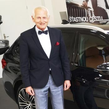 Ambasador Jan Pirk při převzetí nového vozu BMW
