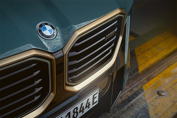 První BMW XM maska
