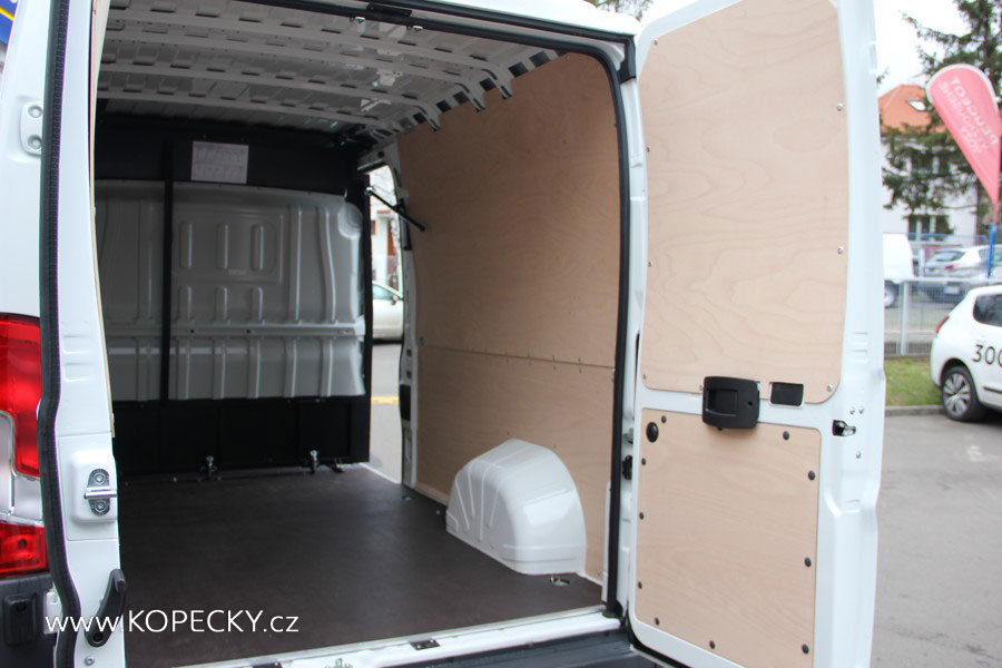 Fotogalerie modelu Peugeot BOXER 6 míst s posuvnou přepážkou